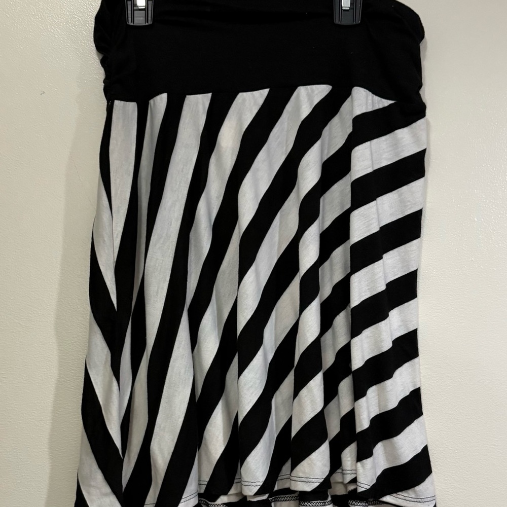 Chic Black and White Diagonal Striped Midi Skirt - Picture 5 of 5
